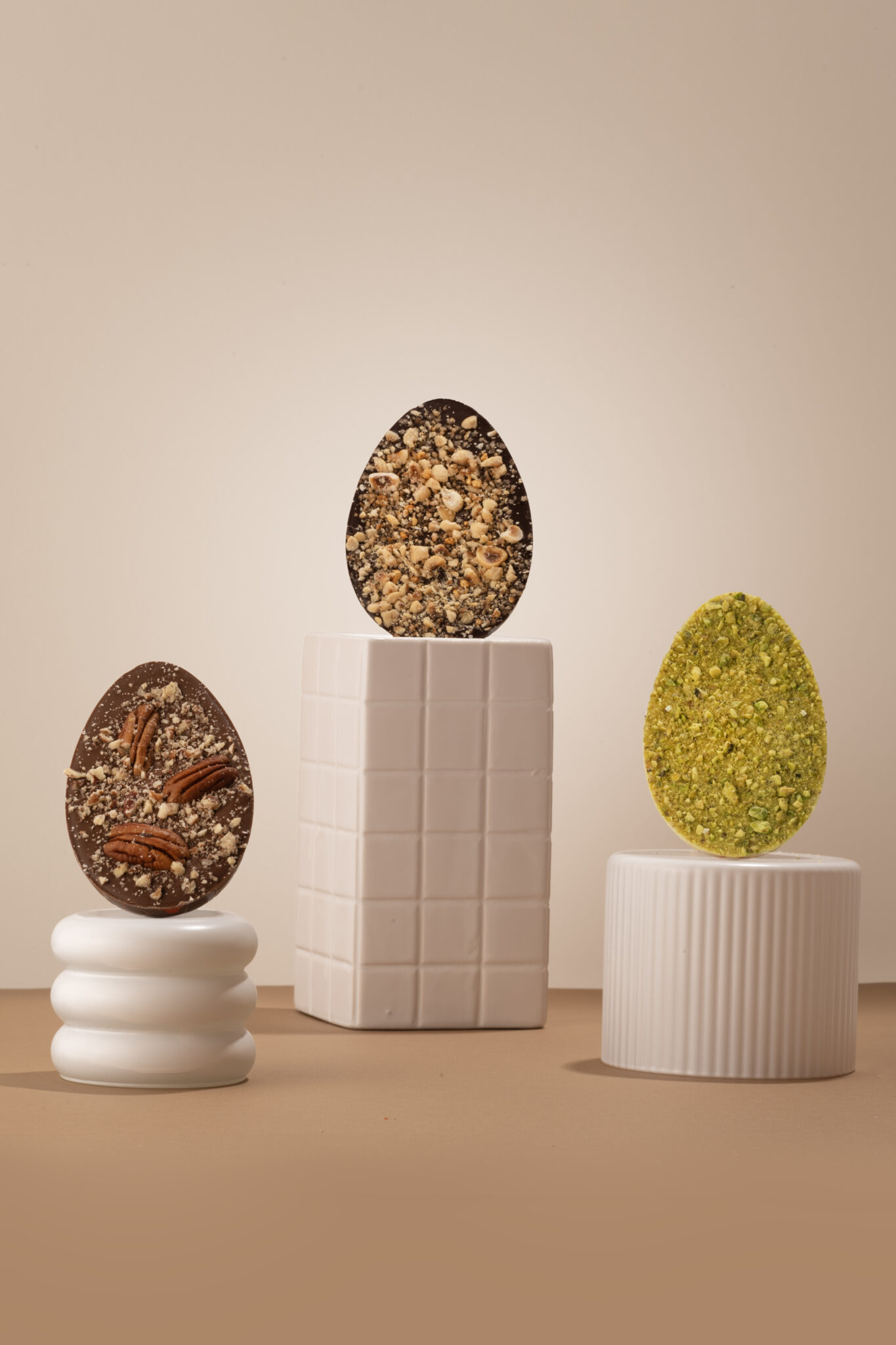 Esthetisch campagnebeeld van luxe chocolade paaseieren, vastgelegd door Studio Rose Mentink voor merkpositionering.