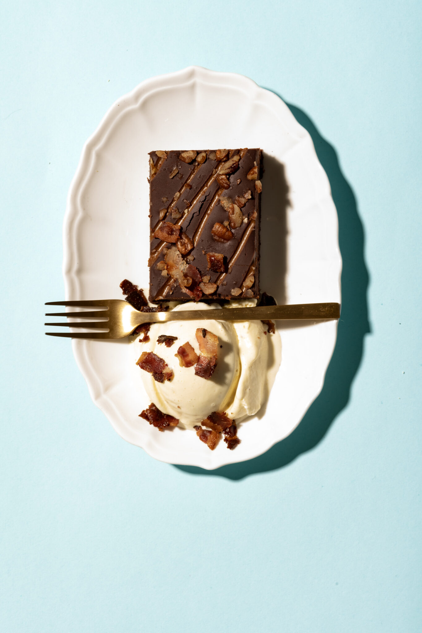• Brownie met bacon en vanille-ijs, commerciële dessertfotografie
