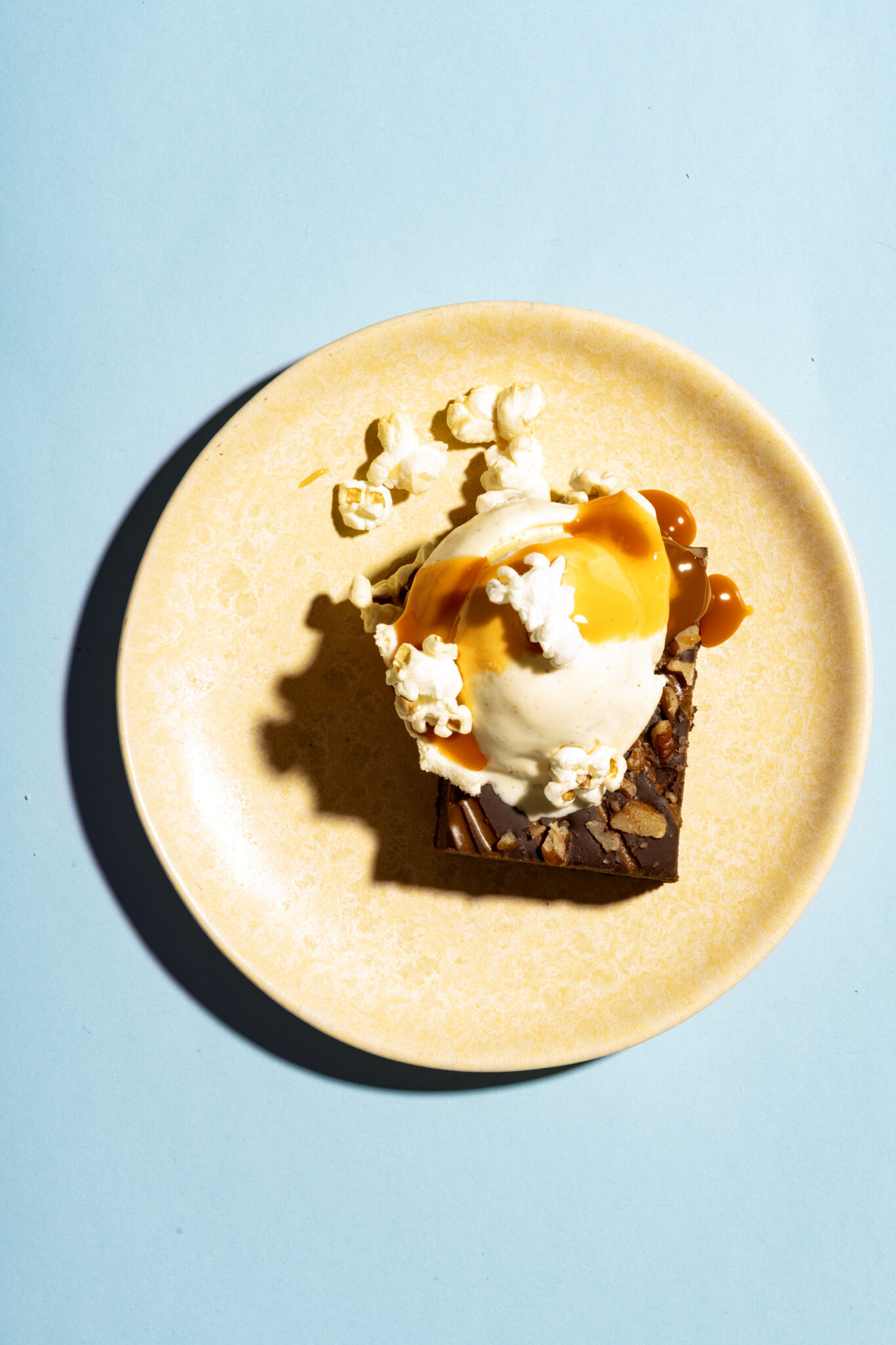 • Brownie met ijs, karamel en popcorn, professioneel gefotografeerd
