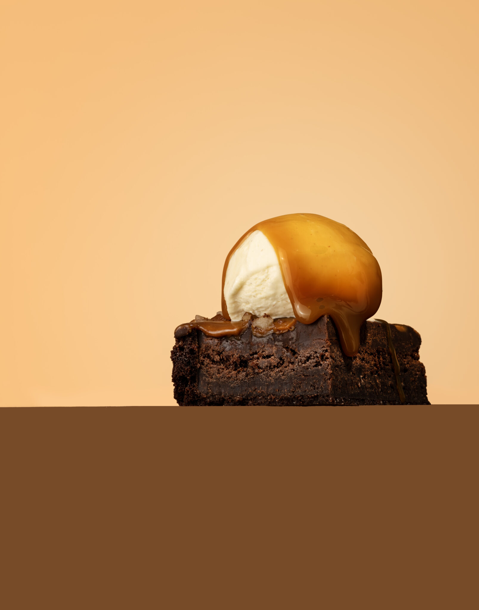 • Close-up van brownie sundae met karamel — food branding door Studio Rose Mentink