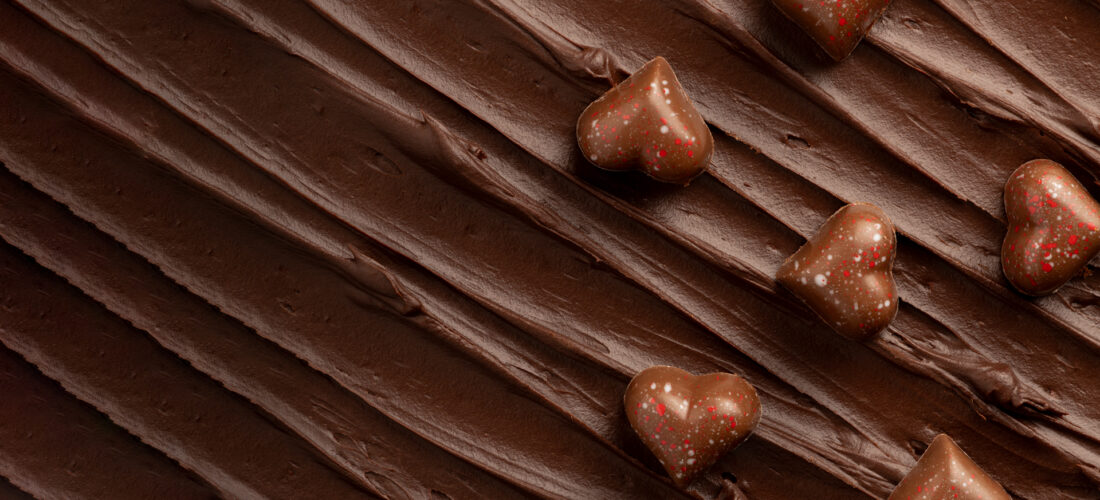 Hartvormige chocolade bonbons op een volle structuurrijke laag van chocolade ganache